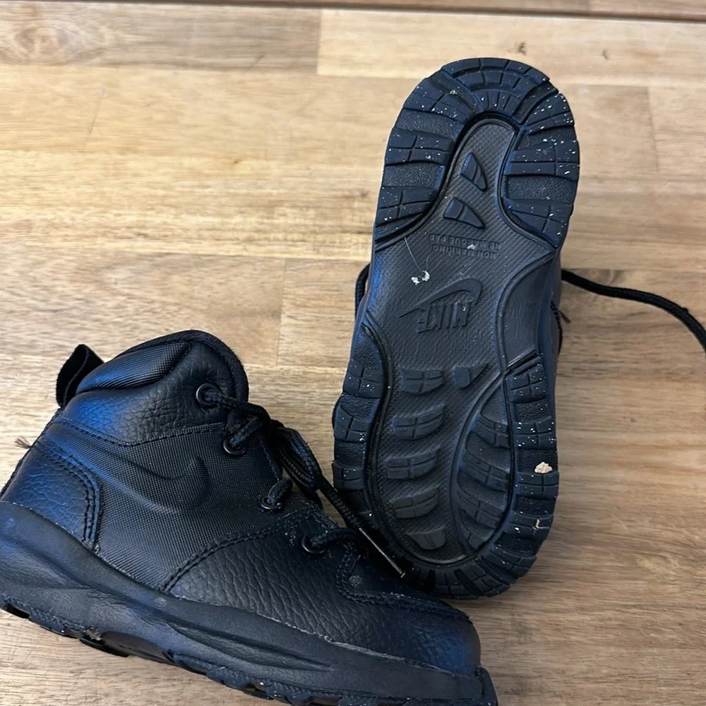 NIKE Manoa sneaker boots